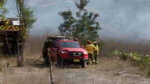 INCENDIO EN CASAS VIEJAS GENERA FUERTE OLOR A QUEMADO Y ALERTA EN EL NORTE DE GUAYAQUIL