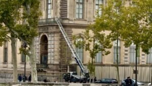 ROBO EN EL LOUVRE: LADRONES SE LLEVAN JOYAS INVALUABLES DE NAPOLEÓN Y LA EMPERATRIZ EN SIETE MINUTOS