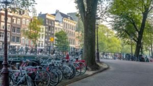 EN HOLANDA HAY MÁS BICICLETAS QUE HABITANTES: UN ESTILO DE VIDA SOBRE DOS RUEDAS