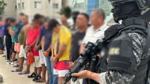 POLICÍA DETIENE A 12 PERSONAS EN ALLANAMIENTOS EN GUAYAS Y PICHINCHA POR LA FUGA DE ‘ALIAS FEDE’