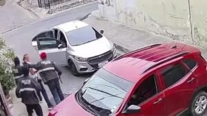 SECUESTRO EN GUAYAQUIL: SUJETOS CON UNIFORMES POLICIALES PLAGIAN A UN HOMBRE EN EL NORTE