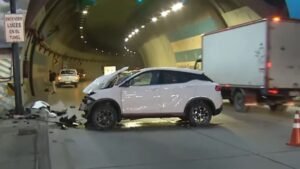 Conductor sufre accidente al impactar contra túnel del Cerro del Carmen en Guayaquil