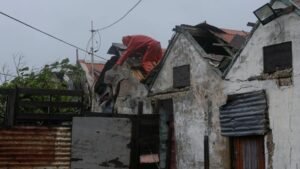 Huracán Melissa deja graves daños en Jamaica: inundaciones y desprendimientos en carreteras