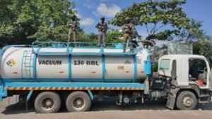 Operativo militar en Lago Agrio: conductor abandona vehículo tipo vacuum y se incauta 5.500 galones de combustible