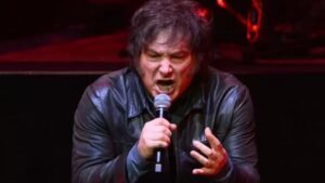 PRESIDENTE DE ARGENTINA, SORPRENDE AL PÚBLICO INTERPRETANDO CLÁSICOS DEL ROCK CON SU “BANDA PRESIDENCIAL”