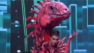 LA IGUANA ROSADA DE GALÁPAGOS INSPIRA EL TRAJE TÍPICO CON EL QUE SAMANTHA QUENEDIT BRILLÓ EN EL MISS GRAND INTERNATIONAL