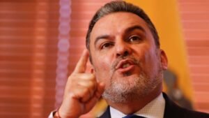 Exministro José Serrano continuará detenido en Estados Unidos tras decisión de la jueza Marty Fulgueira Elfenbein