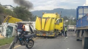 Siniestro de tránsito con incendio vehicular en Quito: Ruta Viva e Intervalles bajo atención de emergencia