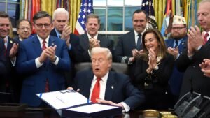 EE. UU. pone fin al cierre gubernamental más largo de su historia: Trump firma ley aprobada por el Congreso