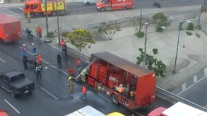 Tránsito detenido en Guayaquil: camión de bebidas provoca alarma de incendio en Ceibos Norte