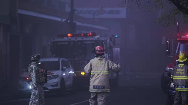 Edificio se derrumba tras incendio en pleno centro de Guayaquil