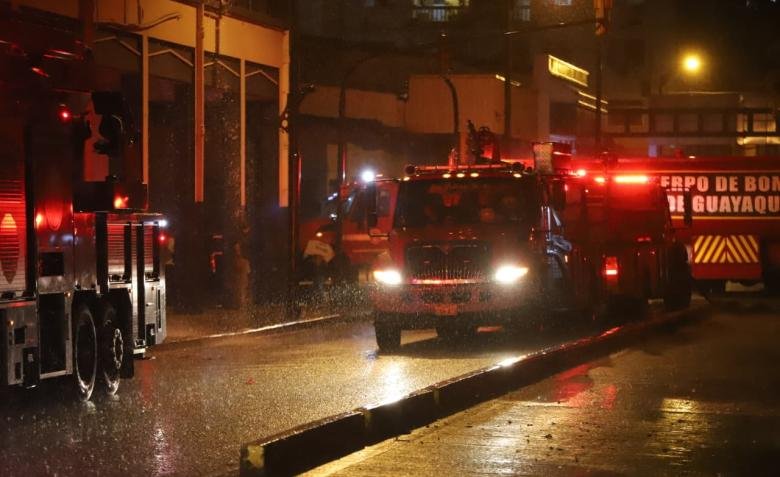 Bomberos continúan combatiendo un incendio en un edificio en el centro de Guayaquil 24 horas después