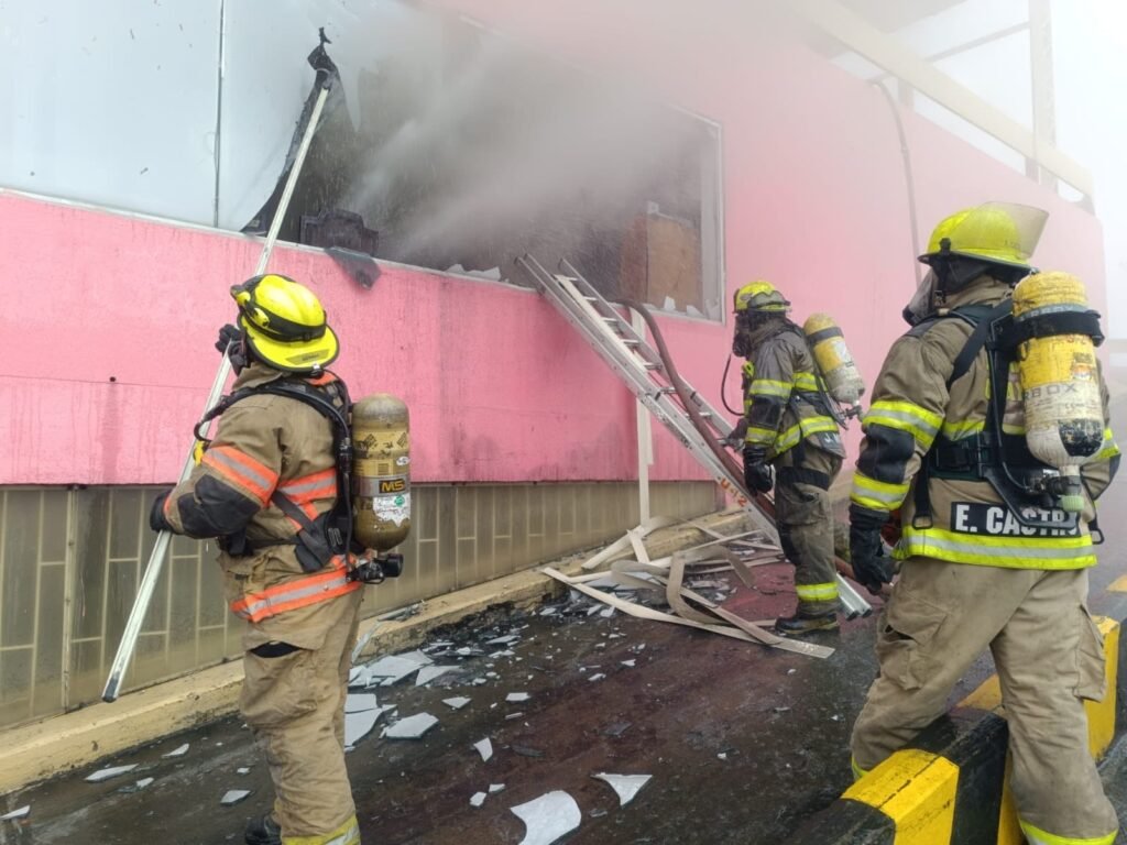 Más de 23 unidades de bomberos combaten un incendio de alarma tres en un edificio del centro de Guayaquil