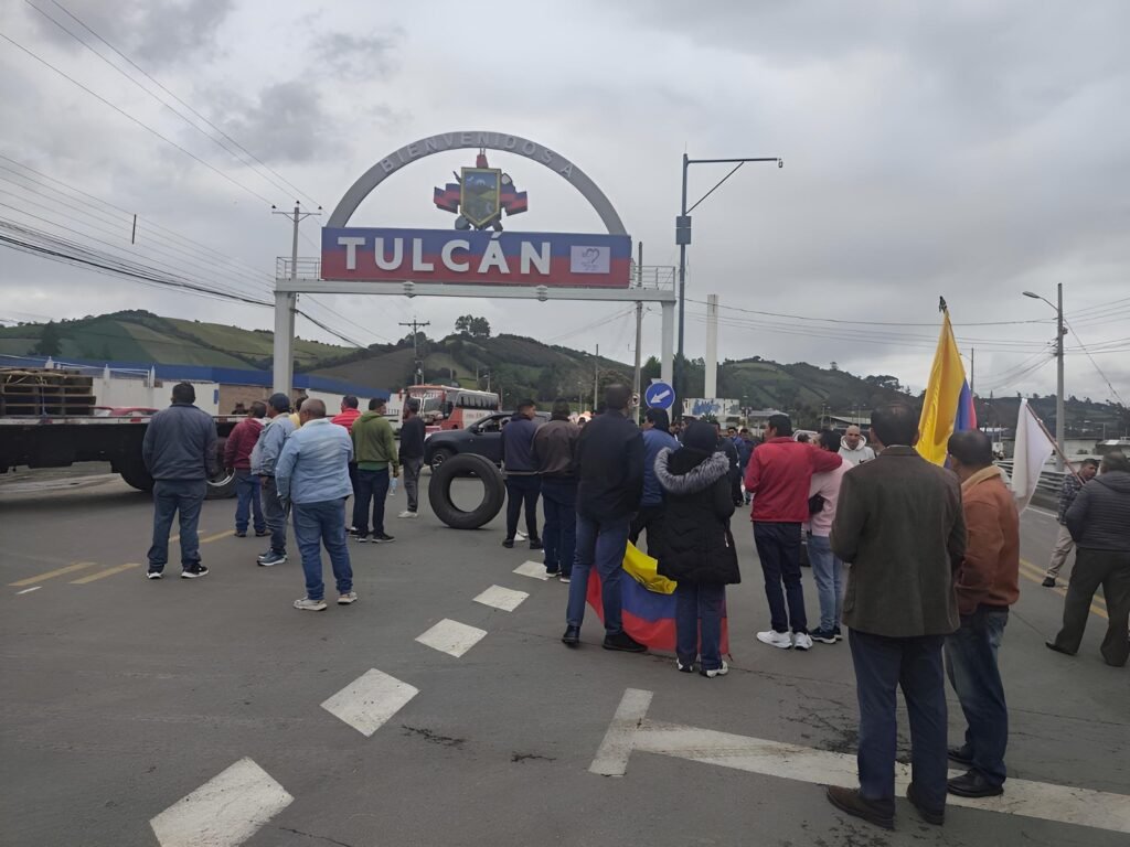 Transportistas bloquean la Panamericana Norte en Tulcán por aranceles
