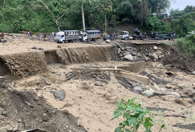 Deslizamiento de tierra bloquea carril en la vía Riobamba–Guayaquil en Colta