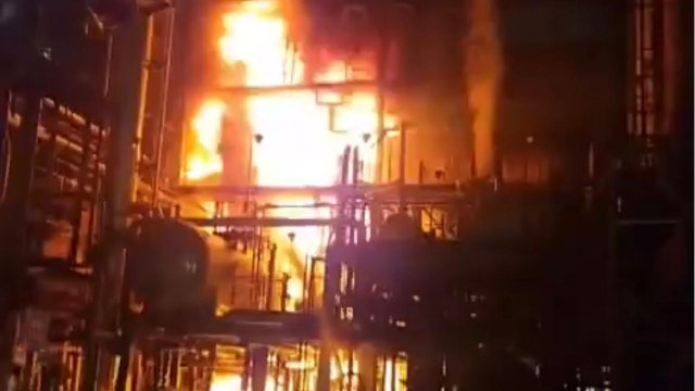Nuevo incendio en la Refinería Estatal de Esmeraldas moviliza a bomberos y ambulancias