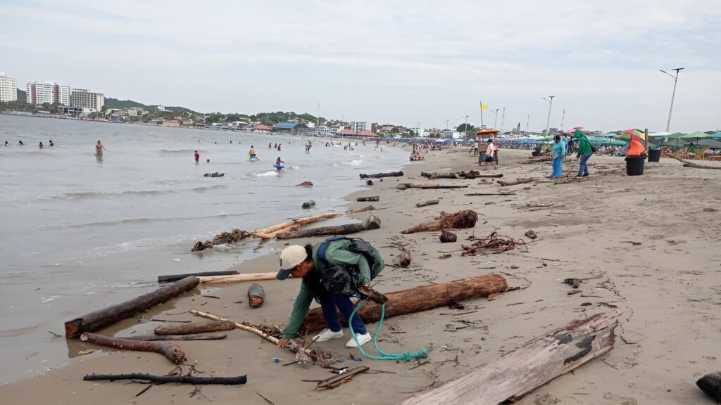 Un tramo de playa en General Villamil amanece cubierta de basura y genera reclamos ciudadanos