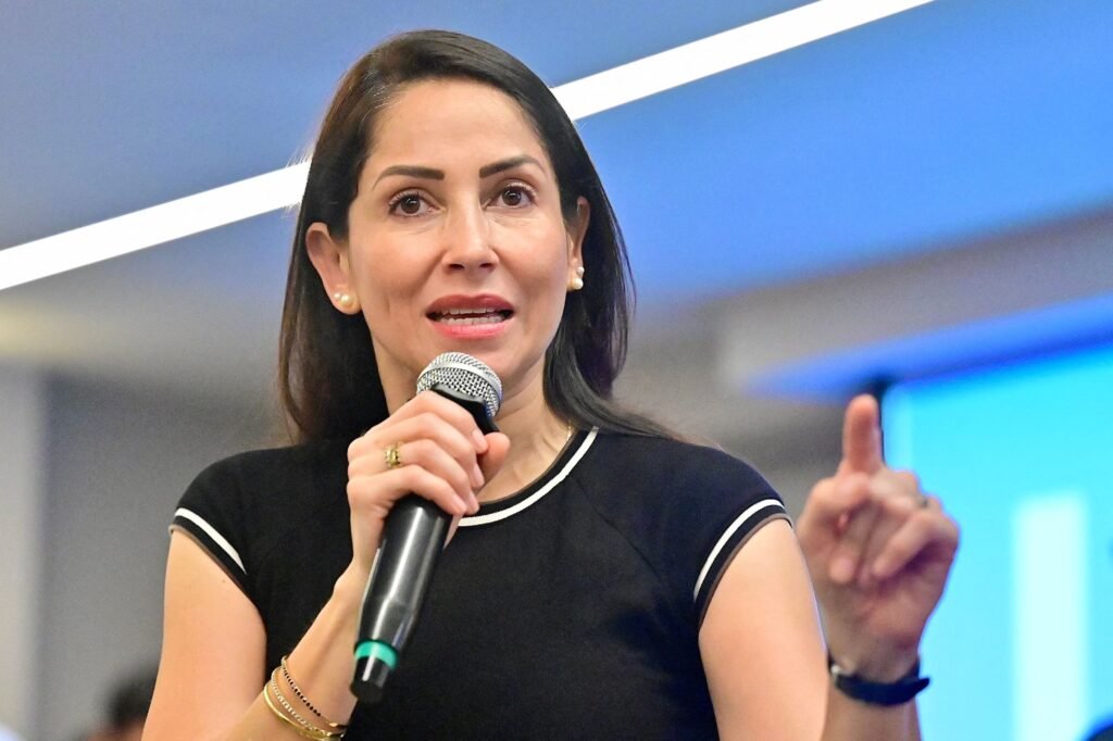 Luisa González responde a Daniel Noboa tras polémica por viaje en medio de tensión con Gustavo Petro