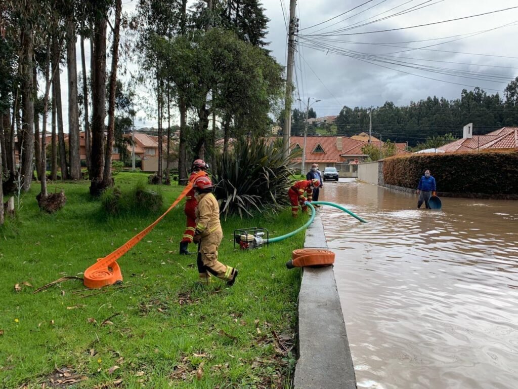 Río Yanuncay se desborda y causa inundaciones en Cuenca