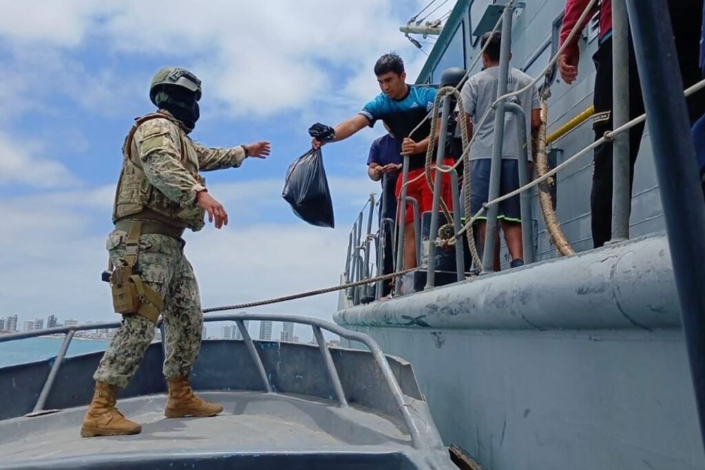 16 pescadores ecuatorianos fueron rescatados por la Armada Marina de El Salvador tras días de incertidumbre