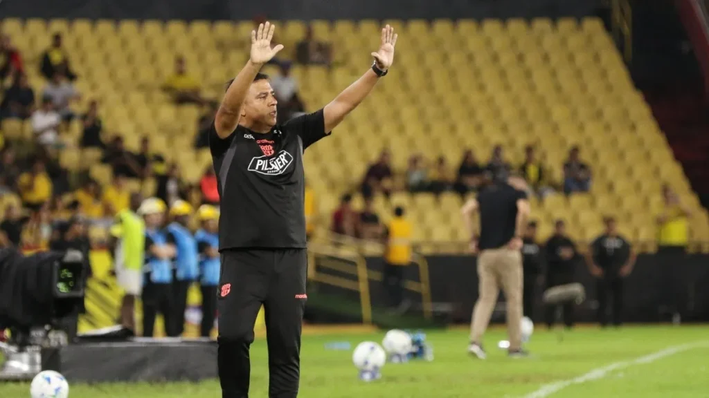 César Farías fue expulsado en duelo de Barcelona ante Botafogo