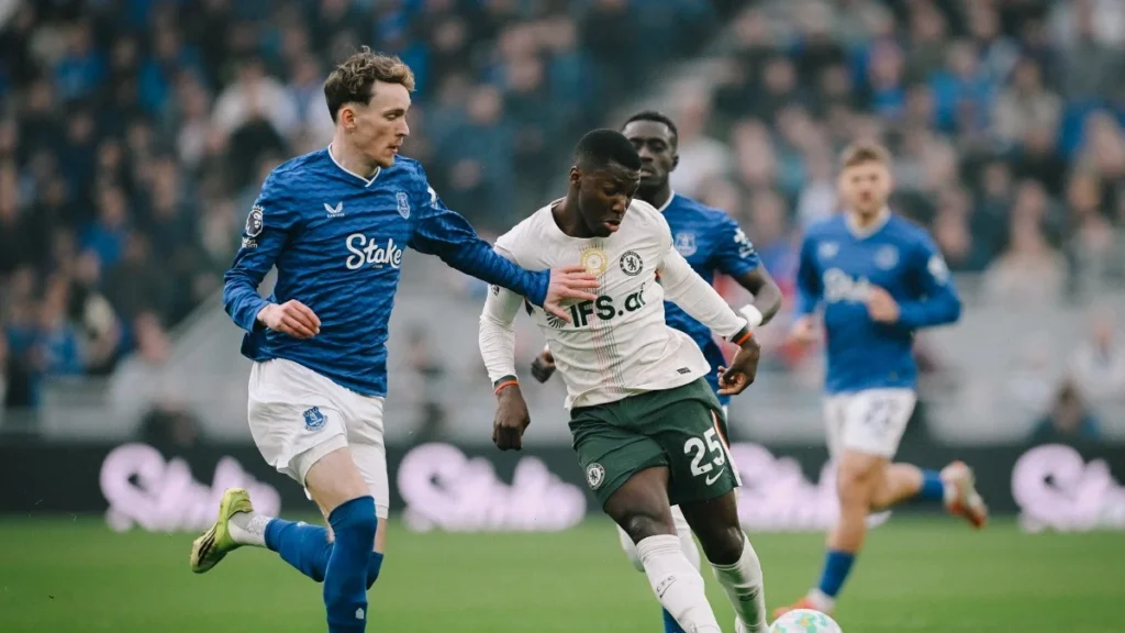 El Chelsea FC de Moisés Caicedo cae 3-0 ante Everton FC