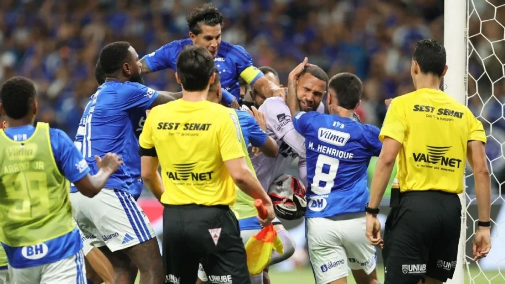 Batalla campal entre Cruzeiro y Atlético Mineiro deja 23 expulsados