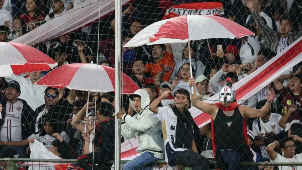 Liga de Quito fue multado con USD 9 000 tras incidentes en el partido ante Barcelona SC