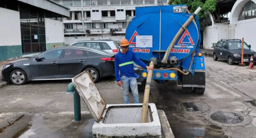 Interagua adelantó el corte de agua en el sur de Guayaquil por reparación en acueducto