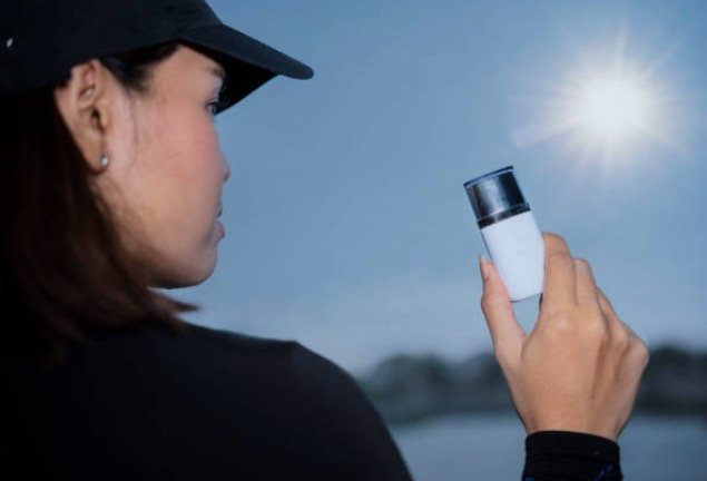 Ola de calor en Ecuador dispara la demanda de bloqueador solar y productos de protección