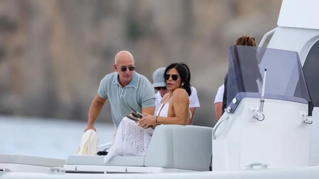Jeff Bezos y su esposa visitaron las Islas Galápagos en un yate de lujo
