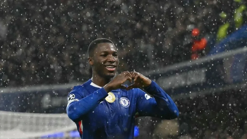 Moisés Caicedo fue homenajeado por el Chelsea tras renovar hasta 2033