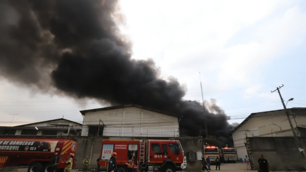 Un incendio consume una fabrica en el sector Pascuales al norte de Guayaquil