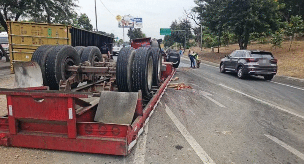 Tráiler volcado en el intercambiador a la Vía a la Costa provocó fuerte colapso vehicular