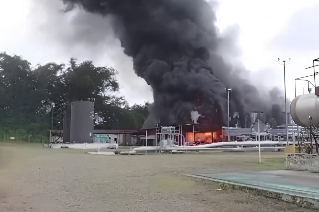 Un incendio de gran magnitud afecta a una estación de servicio de Petroecuador