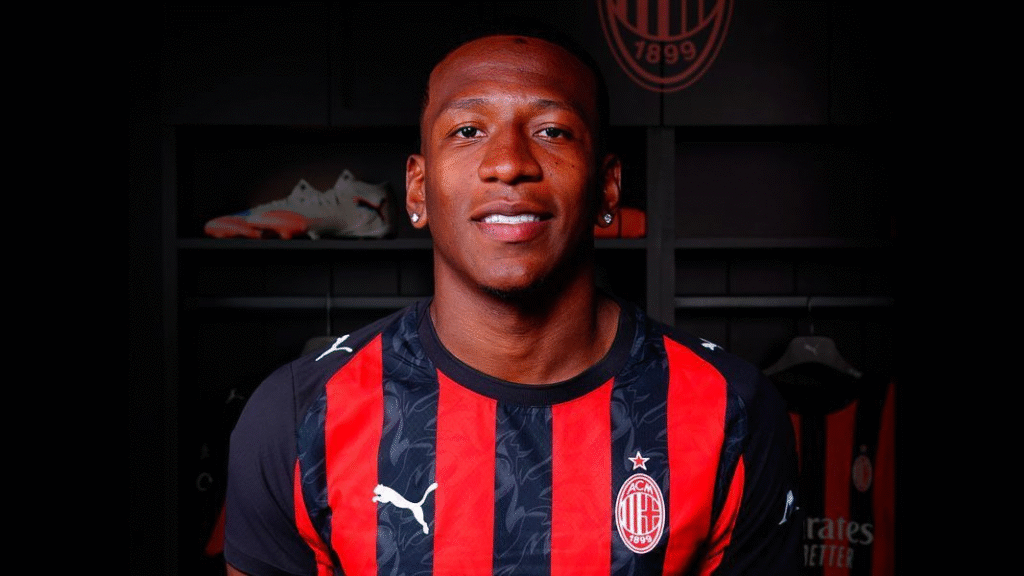 Pervis Estupiñán debuta con el AC Milan en el clasico frente al Inter de Milan