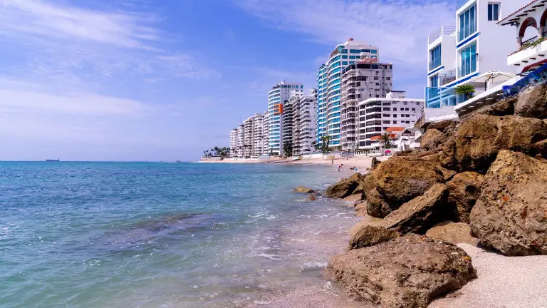 Arranca el feriado extendido en Ecuador con intensos controles viales y expectativa turística