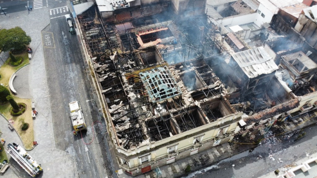 Riobamba avanza en la recuperación tras el grave incendio en el sector de la Panamericana Sur