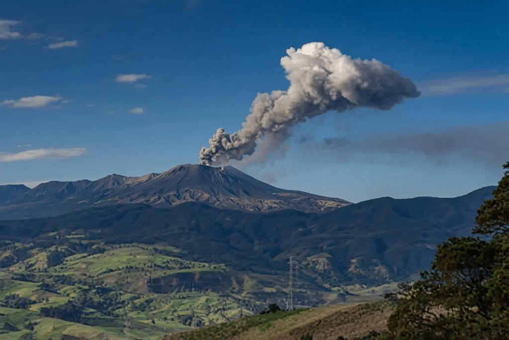 El Volcán Puracé se mantiene en alerta naranja por incremento de su actividad
