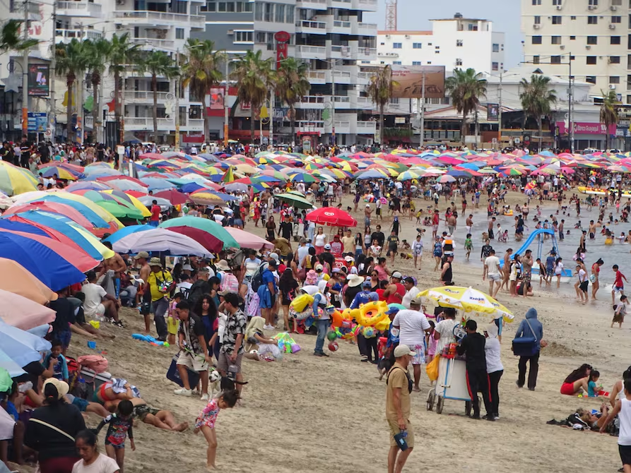 El Gobierno reduce el IVA al 8% para el sector turístico durante el feriado del 10 de Agosto